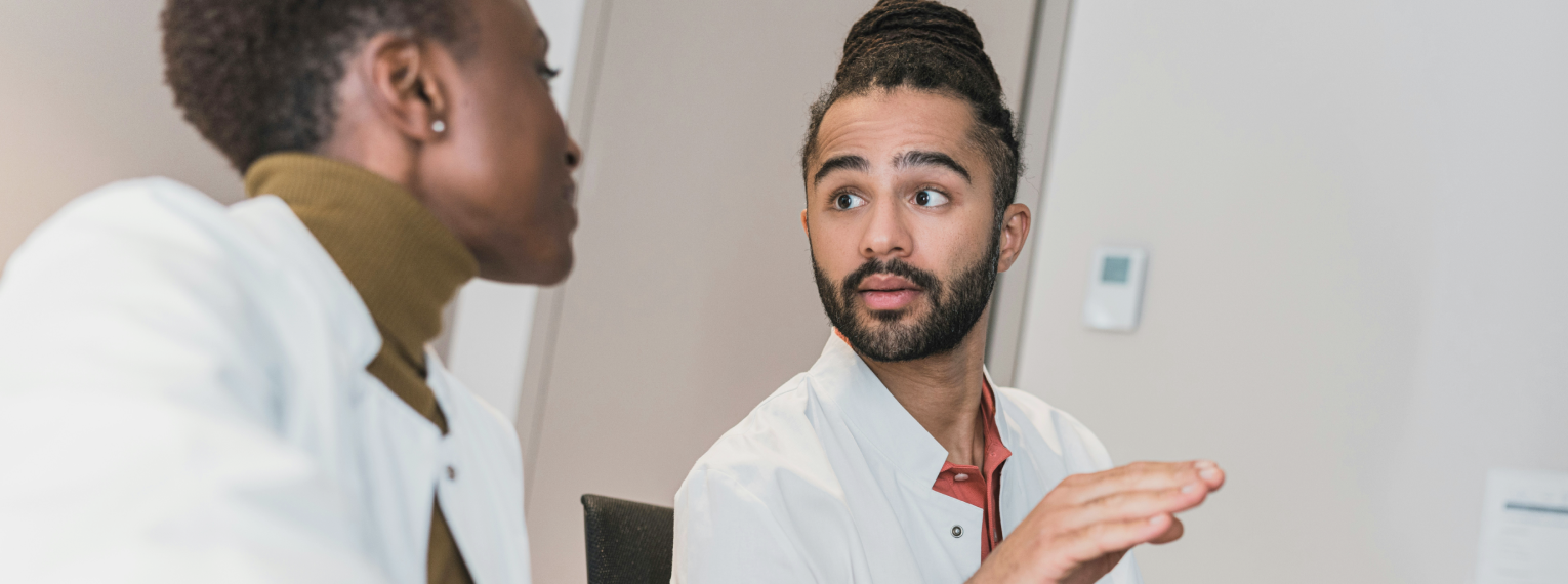 Zwei Ärzte schauen sich verschiedene Befunde an.