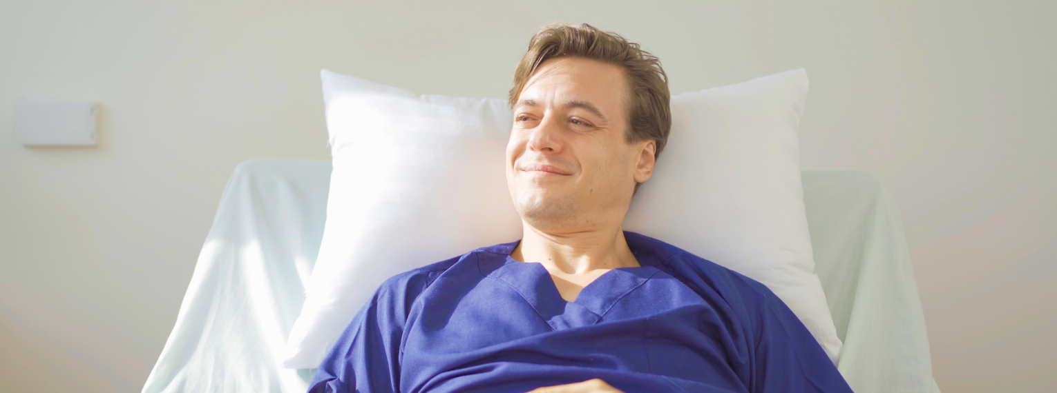 Ein zufriedener Patient in einem Einzelzimmer im Krankenhaus.