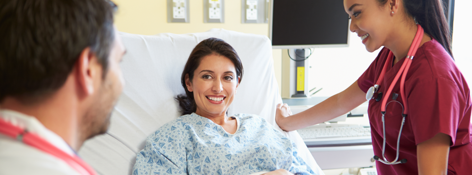 Eine Patientin liegt in einem Krankenhausbett.