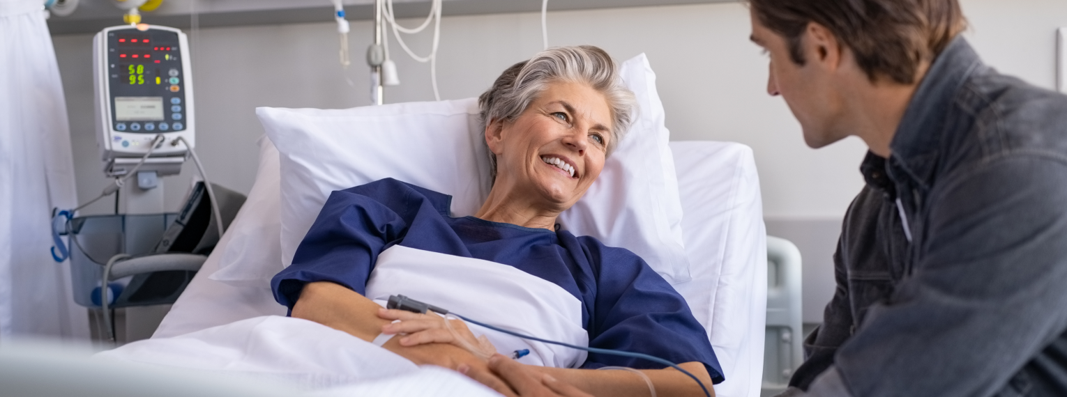 Mutter und Sohn unterhalten sich im Krankenhaus.