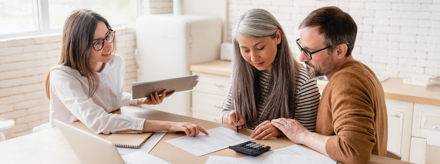 Eine Familie lässt sich von einer Versicherungsberaterin beraten.