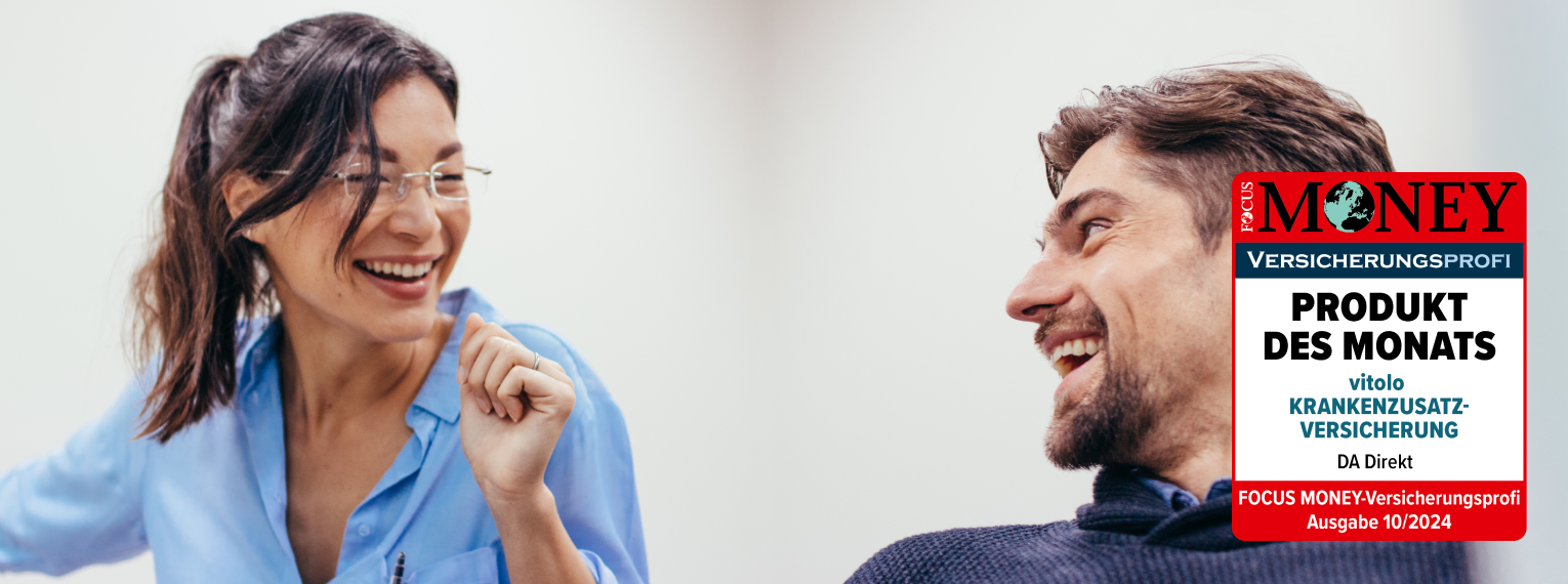 Ein Mann wird von einer Ärztin untersucht. Auf dem Bild ist zudem die Focus Money Versicherungsprofi Auszeichnung für das Produkt des Monats abgebildet.
