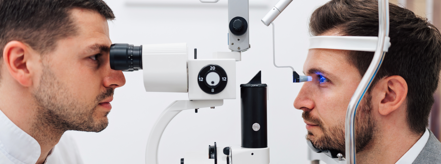 Ein Patient lässt seinen Intraokulardruck messen.