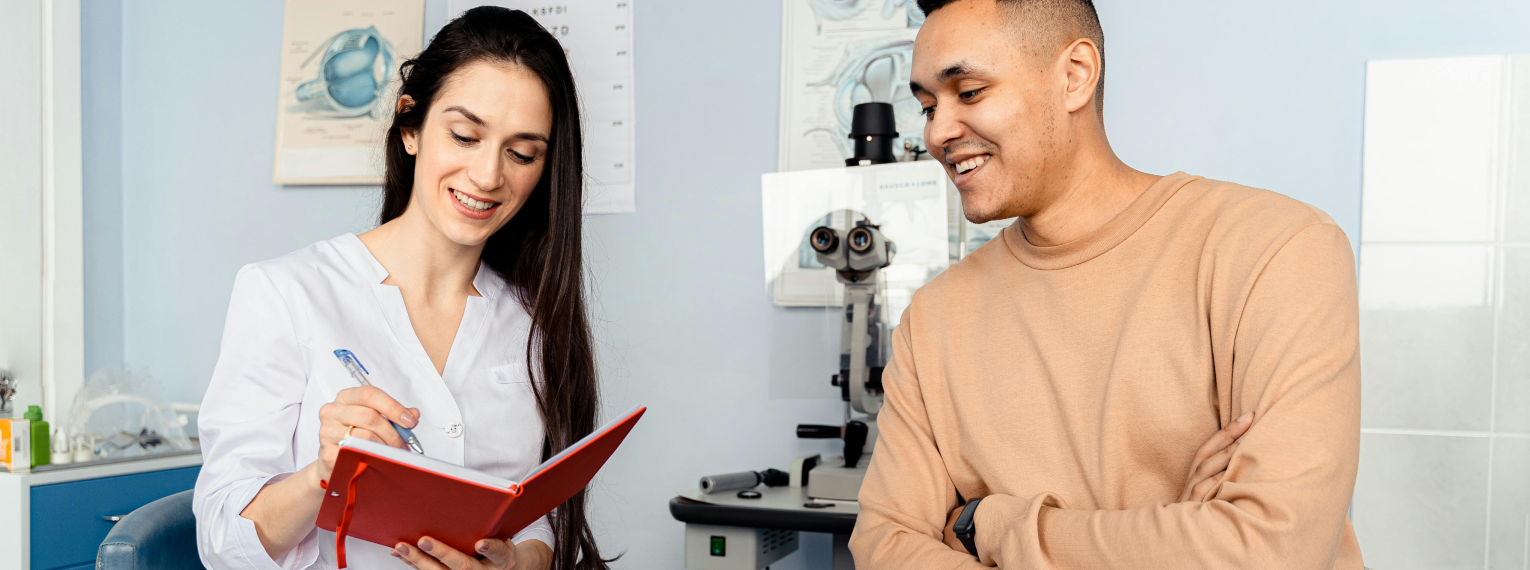 Ein Augenarzt informiert ein Patient.