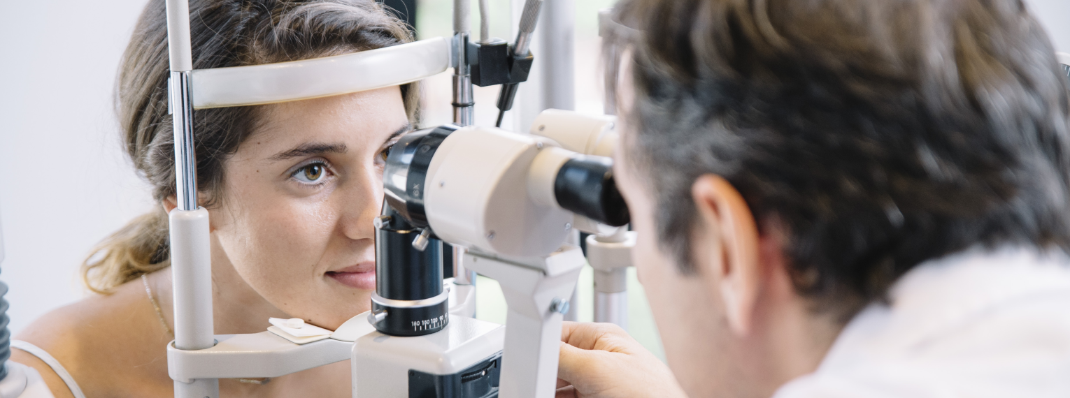 Ein Augenarzt untersucht eine Patientin.