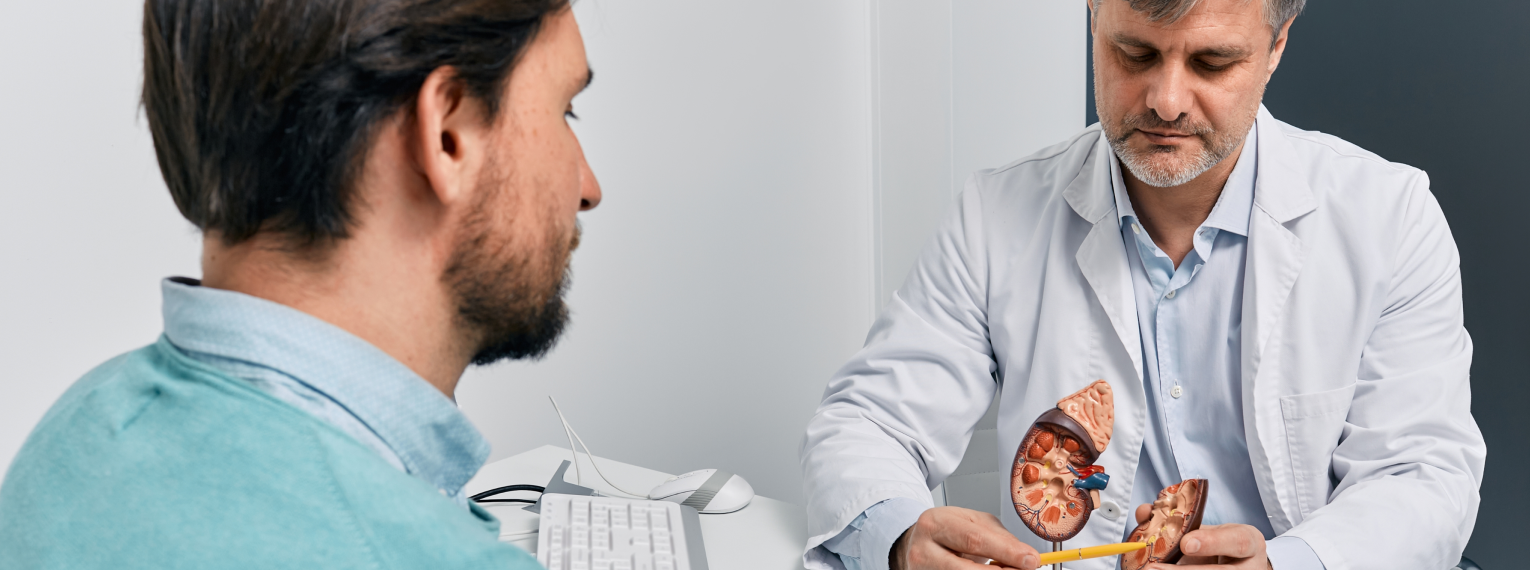 Ein Patient spricht mit seinem Urologen im Behandlungszimmer.