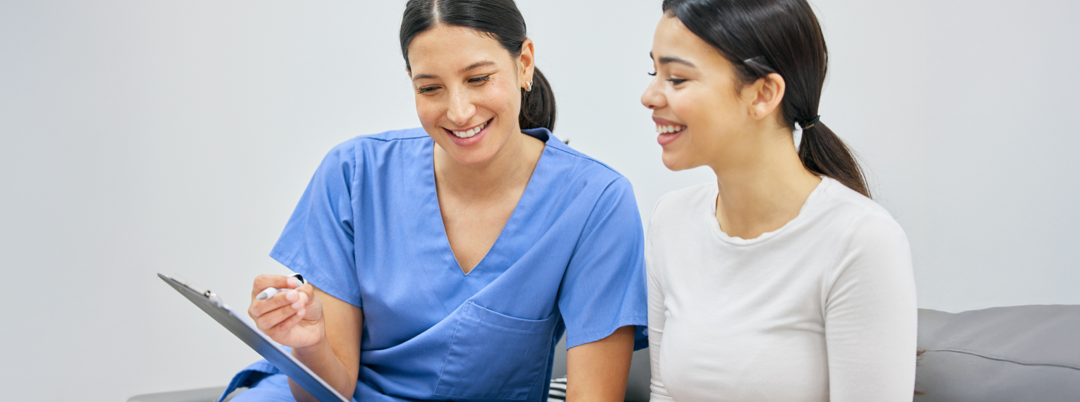 Eine Gynäkologin berät eine Patientin.