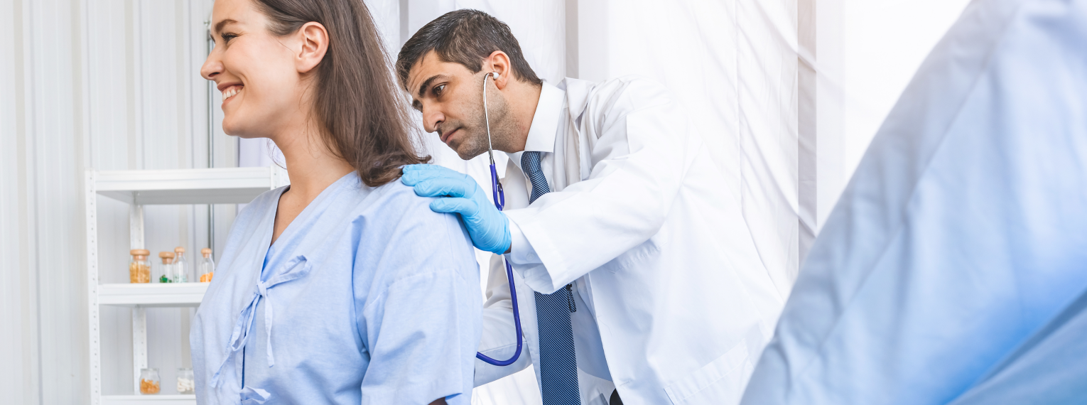 Eine Patientin wird von einem Arzt untersucht.