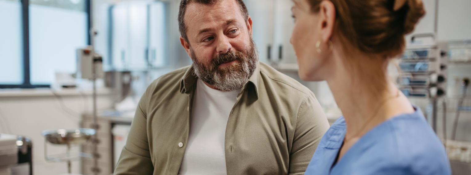 Ein Patient spricht mit seiner Ärztin.