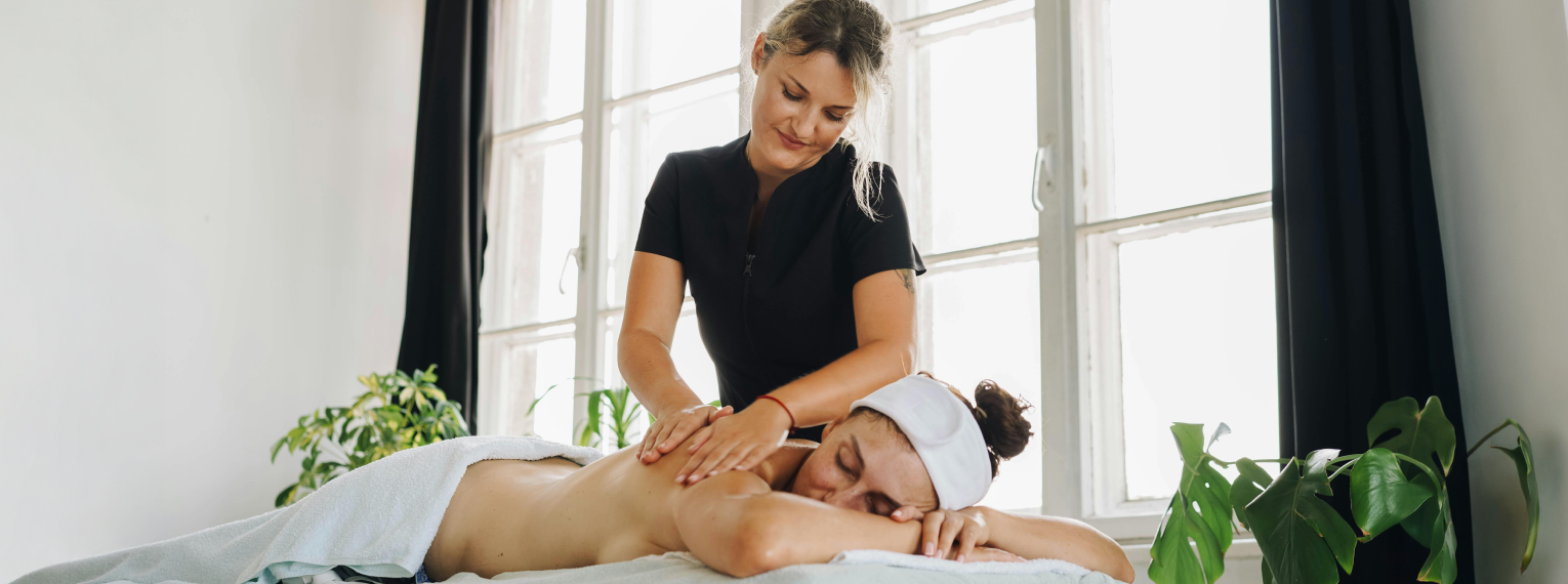 Eine Patientin bekommt eine Massage.