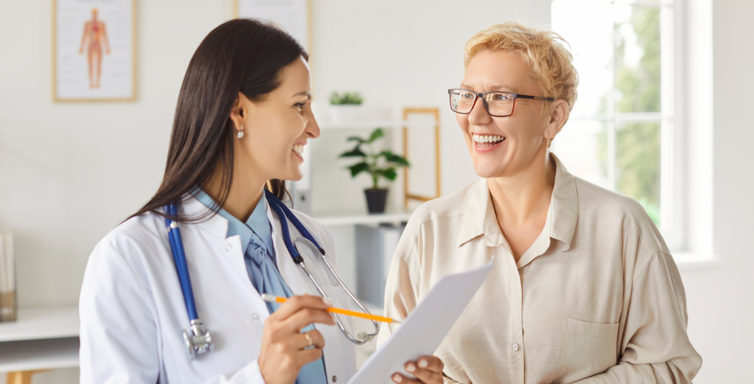 Eine Ärtzin spricht mit einer Patientin.