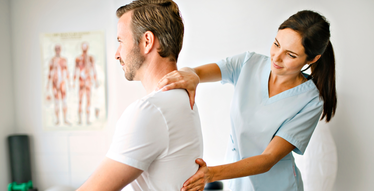 Eine Ärztin führt eine ambulante Untersuchung an einem Privatpatienten durch.