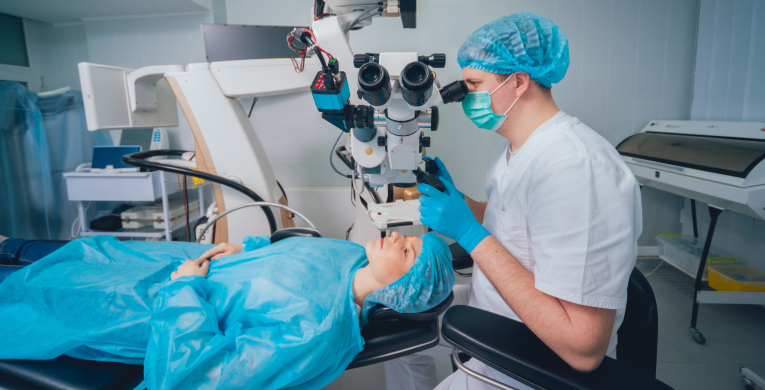 Eine Patientin wird von einem Augenarzt untersucht.