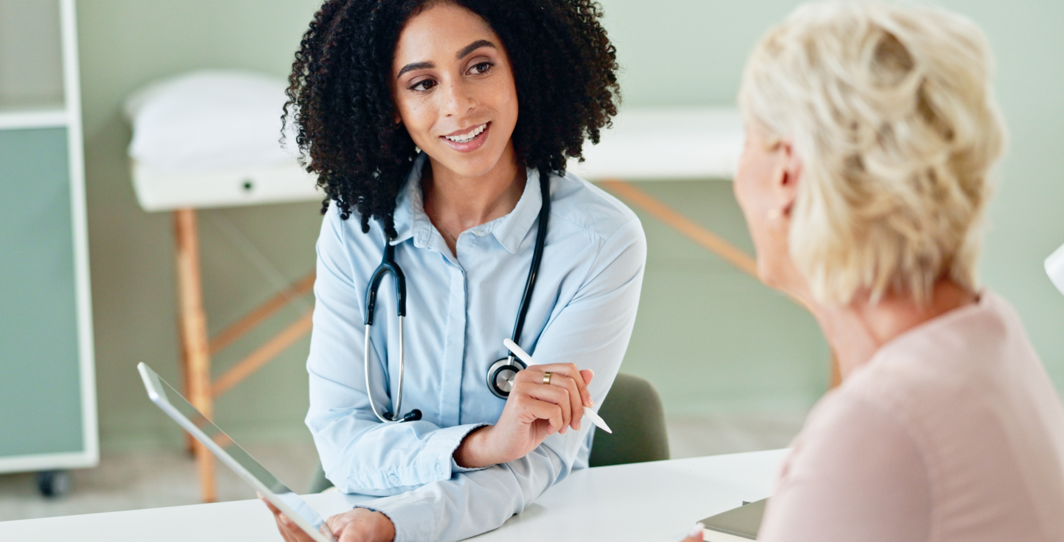 Eine Frauenärztin spricht mit einer Patientin.