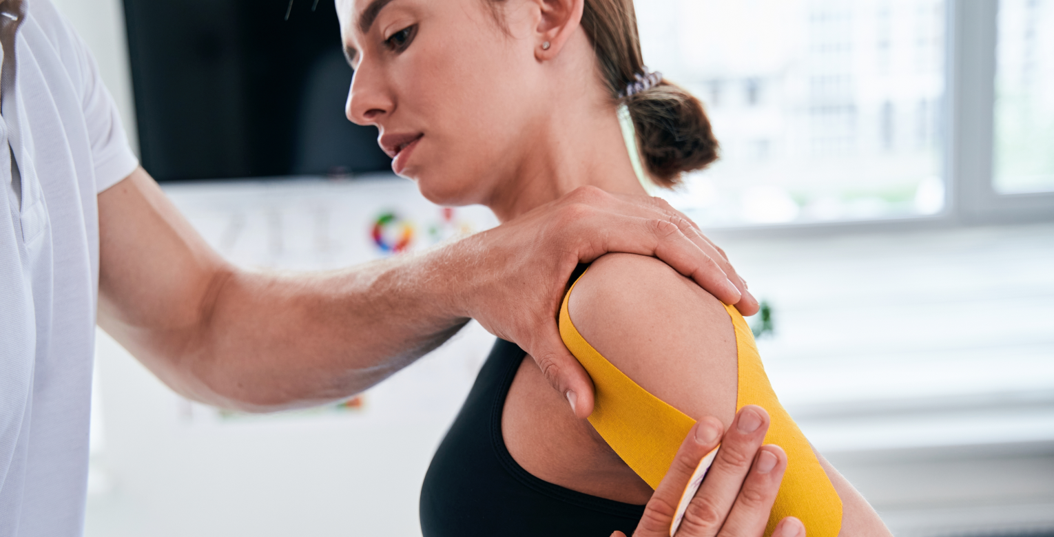Eine Patientin bei einer osteopathischen Behandlung.